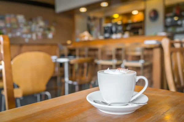 Kaffeetasse auf dem Tisch im Café — Stockfoto