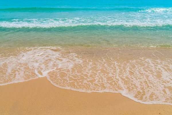 Ondata di mare sulla spiaggia di sabbia — Foto Stock