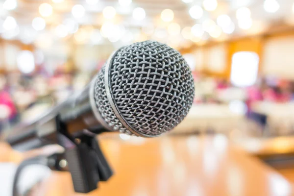 Micrófono negro en la sala de conferencias  . — Foto de Stock