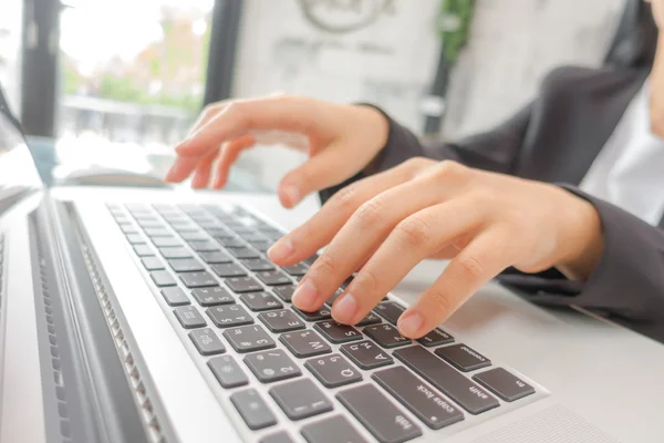 Szoros üzleti nő kézi gépelés laptop billentyűzeten . — Stock Fotó