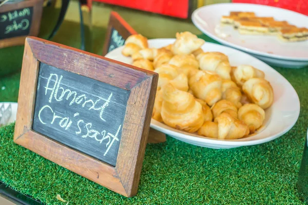 Croissant pão na mesa em buffet   . — Fotografia de Stock