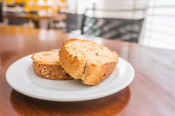 Pan tostado en un plato blanco   . — Foto de Stock