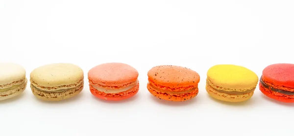 Macarons coloridos franceses no fundo branco . — Fotografia de Stock