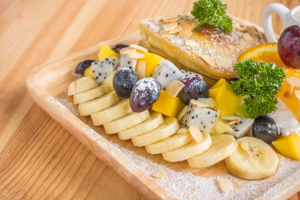 Pannenkoek en fruit met roomijs op tafel . — Stockfoto