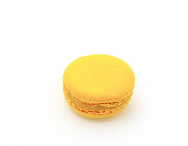 Macarons coloridos franceses no fundo branco . — Fotografia de Stock