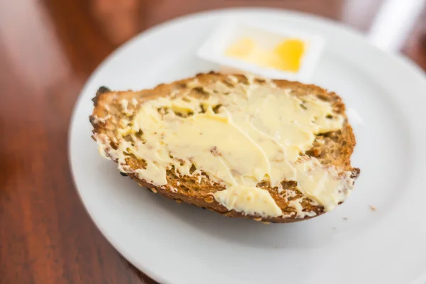 Toast bröd i en vit platta  . — Stockfoto