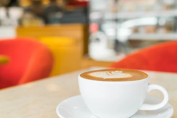 Kaffeetasse auf dem Tisch im Café . — Stockfoto