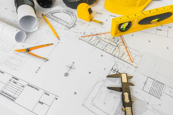 Planes de construcción con casco amarillo y herramientas de dibujo en bluep —  Fotos de Stock