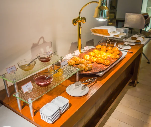 Açık büfedeki taze hamur işleri. .