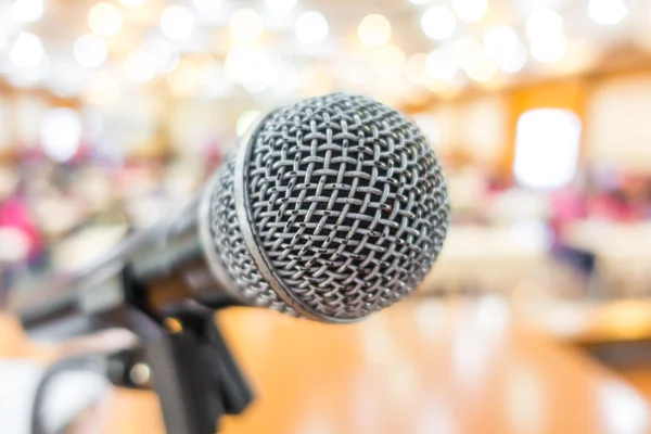 Microfone preto na sala de conferências  . — Fotografia de Stock