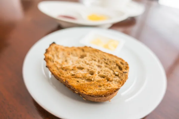 Тост хліб у білій тарілці   . — стокове фото