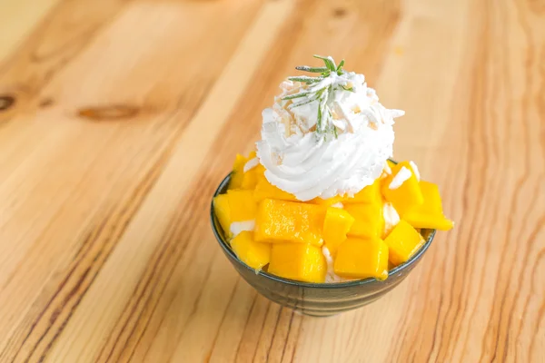 Koreaanse stijl vers mango geschoren ijs op houten tafel . — Stockfoto