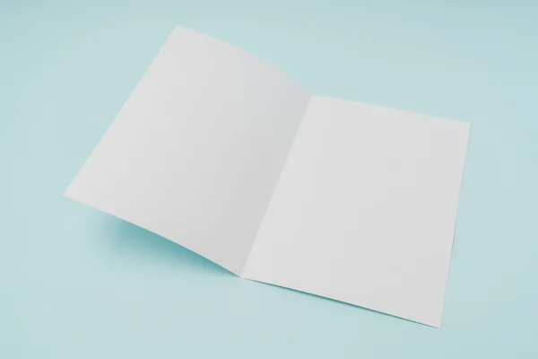 Χαρτί λευκό πρότυπο bifold σε μπλε φόντο . — Φωτογραφία Αρχείου