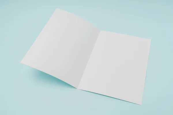 Bifold wit sjabloon papier op blauwe achtergrond . — Stockfoto