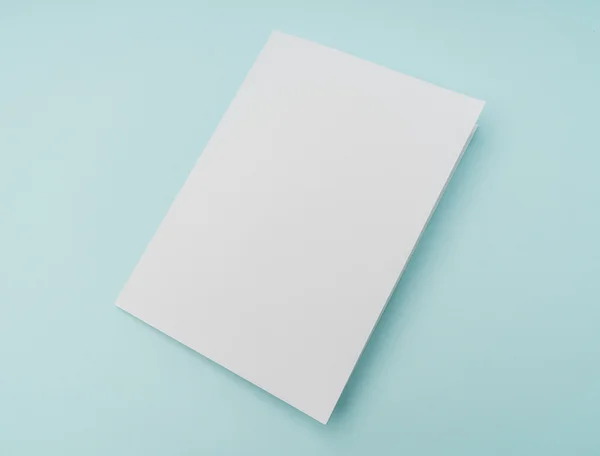 Papier modèle blanc Bifold sur fond bleu  . — Photo