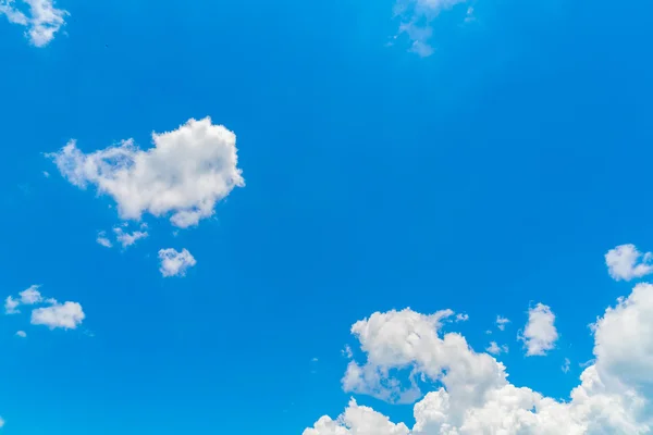 Wolken am blauen Himmel . — Stockfoto