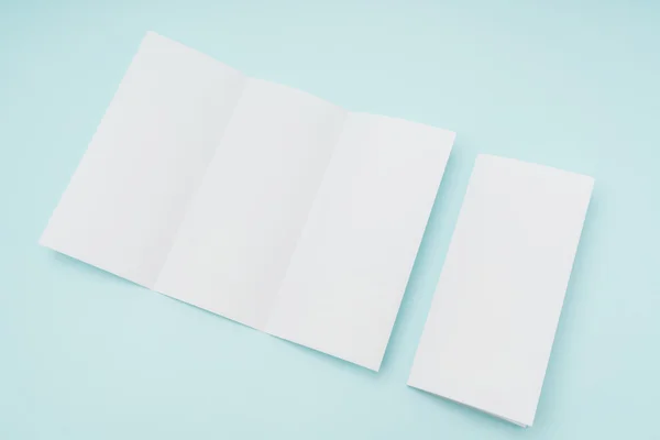 Tríptico papel de plantilla blanco sobre fondo azul  . — Foto de Stock