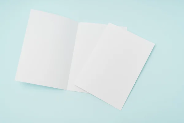 Bifold wit sjabloon papier op blauwe achtergrond . — Stockfoto