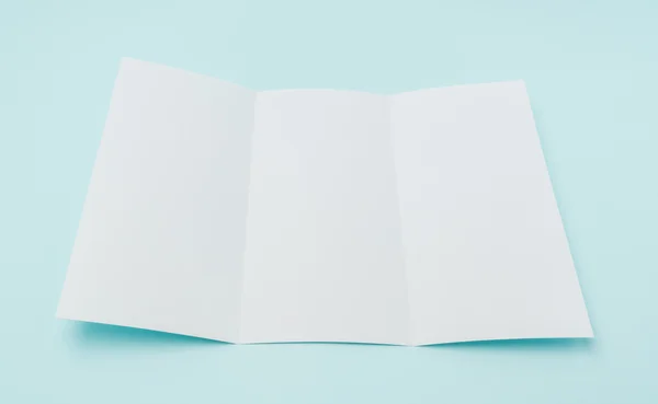 Carta modello trifold bianco su sfondo blu  . — Foto Stock