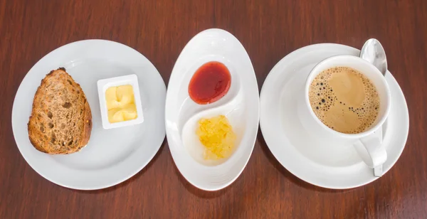 Frukost med rostat bröd och kaffe. — Stockfoto