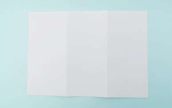 3πτυχο πρότυπο λευκό χαρτί σε μπλε φόντο . — Φωτογραφία Αρχείου