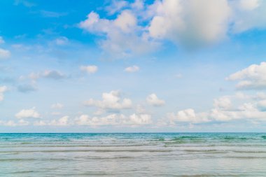 Güzel mavi deniz ve gökyüzü