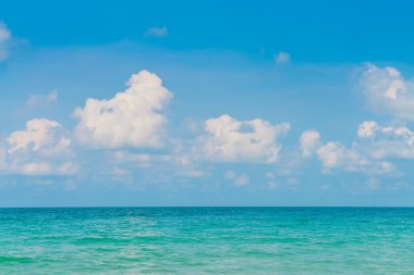 Güzel mavi deniz ve gökyüzü