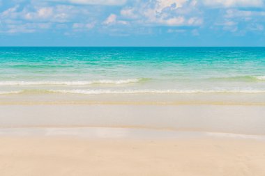 Mavi deniz ve gökyüzü ile güzel beyaz kum plaj