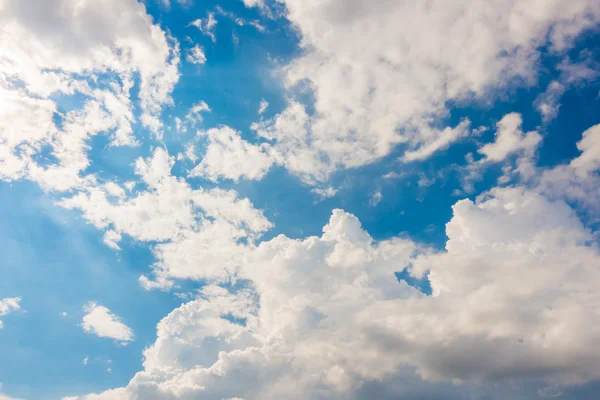 เมฆในท้องฟ้าสีฟ้า  . — ภาพถ่ายสต็อก