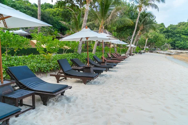 Gyönyörű strand szék, esernyő, a trópusi fehér homok beac — Stock Fotó