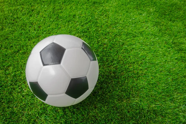 Ballon de football sur herbe verte . — Photo