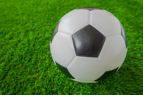 Bola de futebol na grama verde . — Fotografia de Stock