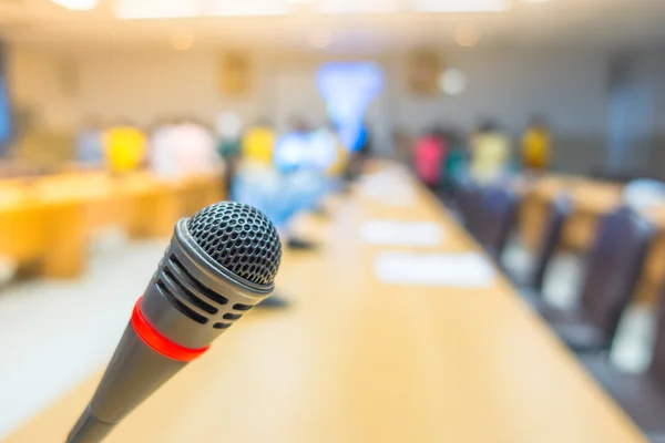 Microfone preto na sala de conferências. (Processo de imagem filtrada — Fotografia de Stock