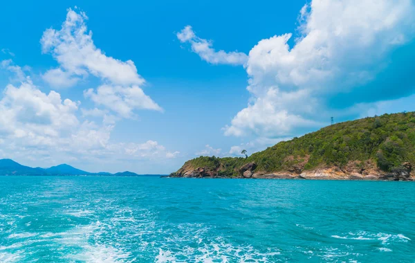 雷海水面背后船上 — 图库照片