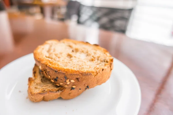 Toast bröd i en vit platta  . — Stockfoto