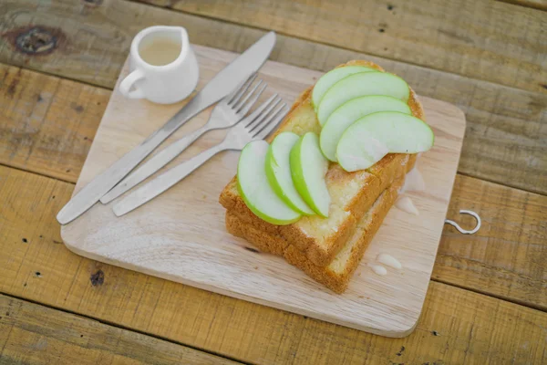Äpple med bröd serveras på trä platta — Stockfoto