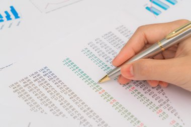 İş kadın el ile mali harita ve laptop ta