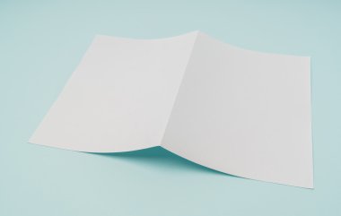 Bifold beyaz şablon kağıt üzerinde mavi arka plan .