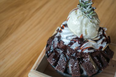 Ahşap masa üzerinde çikolatalı dondurma .