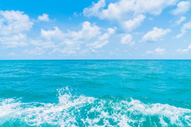 Deniz su yüzeyi tekne arkasında iz