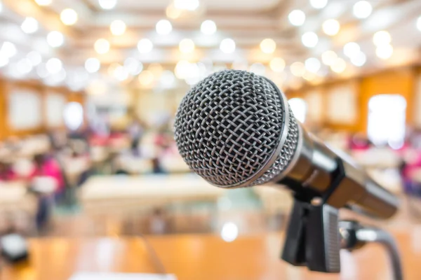 Konferans salonunda siyah mikrofon .