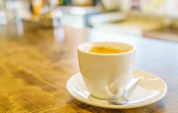 카페 테이블에 화이트 커피 컵 — 스톡 사진