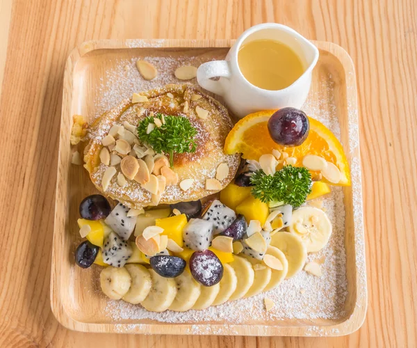 Pannenkoek en fruit met roomijs op tafel . — Stockfoto