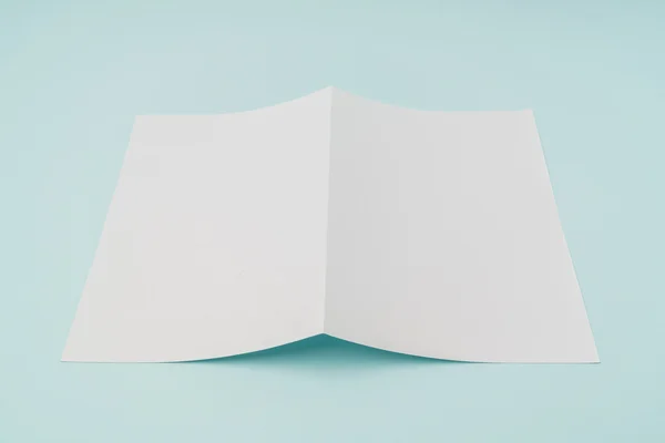 Bifold papel de plantilla blanco sobre fondo azul  . — Foto de Stock
