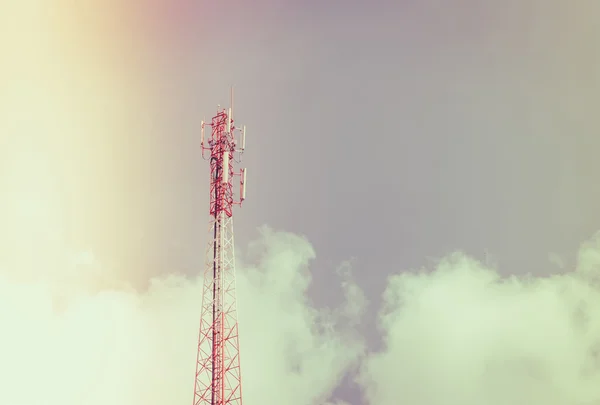 Tour de télécommunication avec un beau ciel. (Image filtrée pr — Photo