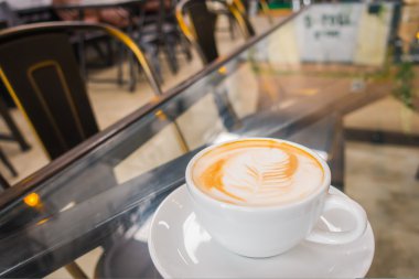 Latte Kahve sanat masada .