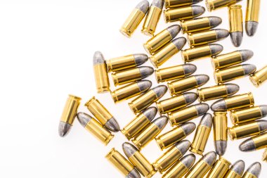 Beyaz arka plan üzerinde silah için 9mm kurşun