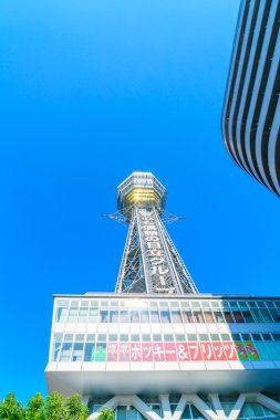Osaka, Japonya - 30 Kasım 2015: Shinsekai Tsutenkaku Kulesi 