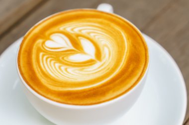 Ahşap masadaki Latte Kahve Sanatı