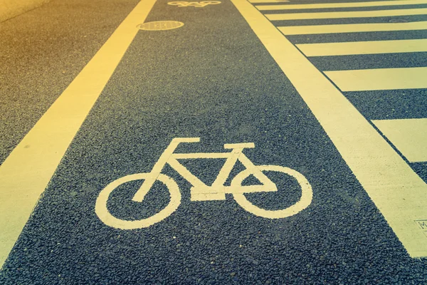 Pista para bicicleta na estrada (Imagem filtrada processada vintage — Fotografia de Stock